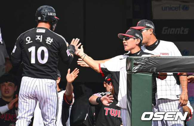 [OSEN=부산, 이석우 기자] 17일 부산 사직야구장에서 2024 신한 SOL 뱅크 KBO 리그 롯데 자이언츠와 LG 트윈스의 경기가 열렸다. 홈팀 롯데는 박진이 선발 출전하고 LG는 엔스가 선발 출전했다.LG 트윈스 오지환이 2회초 2사 3루 박해민의 우중간 1타점 안타때 득점을 올리고 염경엽 감독과 하이파이브를 하고 있다. 2024.09.17 / foto0307@osen.co.kr