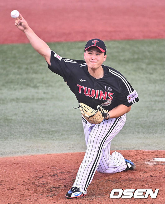 [OSEN=울산, 이석우 기자] 3일 울산 문수야구장에서 2024 신한 SOL 뱅크 KBO 리그 롯데 자이언츠와 LG 트윈스의 경기가 열렸다. 홈팀 롯데는 반즈가 선발로 방문팀 LG는 최원태가 선발로 나섰다.LG 트윈스 선발 투수 최원태가 역투하고 있다. 2024.08.03 / foto0307@osen.co.kr