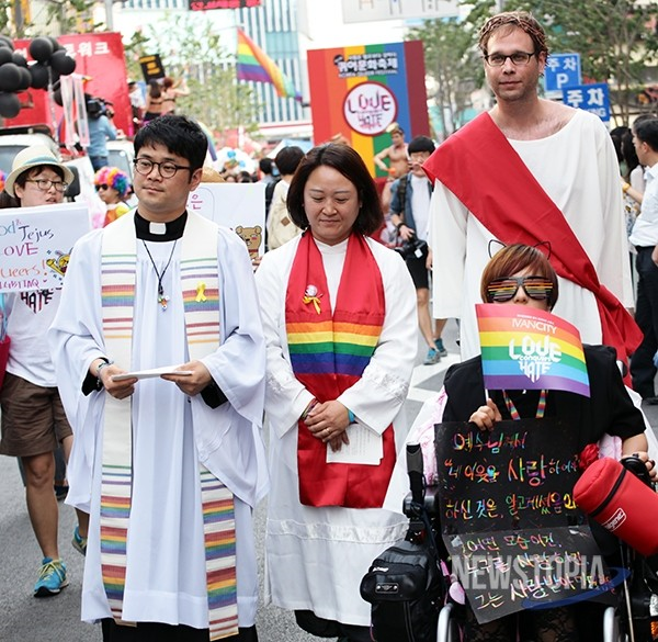 ▲2014년 신촌에서 열린 서울퀴어문화축제 축복식 직후 행진 사진. ⓒ박김형준 작가