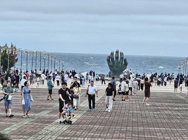 추석 연휴 기간 호미곶 해맞이 광장에 관광객들로 붐비고 있다. 포항시 제공