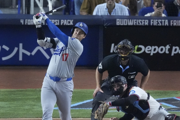 Dodgers Marlins Baseball - Los Angeles Dodgers‘ Shohei Ohtani, of Japan, watches the ball as he hits a home run scoring Hunter Feduccia during the third inning of a baseball game against the Miami Marlins, Tuesday, Sept. 17, 2024, in Miami. (AP Photo/Wilfredo Lee)    <Copyright (c) Yonhap News Agency prohibits its content from being redistributed or reprinted without consent, and forbids the content from being learned and used by artificial intelligence systems.>