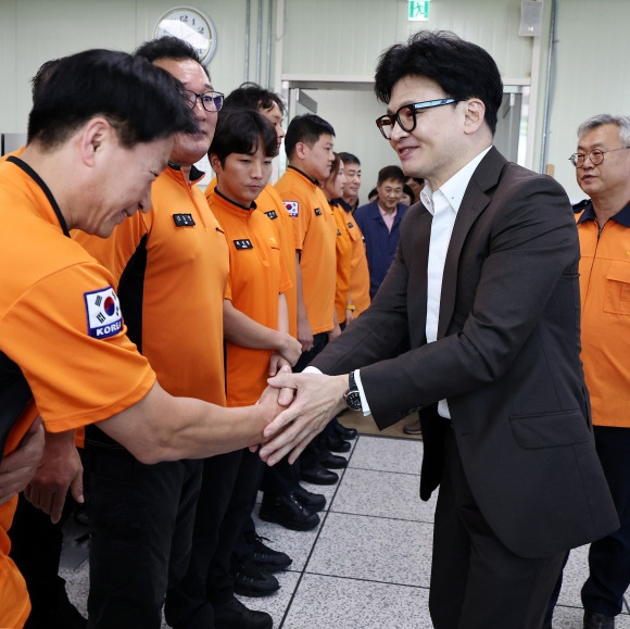 추석 연휴 소방대원들 격려하는 한동훈 대표 - 추석 연휴 소방대원들 격려하는 한동훈 대표     (서울=연합뉴스) 김인철 기자 = 국민의힘 한동훈 대표가 추석을 하루 앞둔 16일 오후 서울 종로소방서를 찾아 대원들을 격려하고 있다. 2024.9.16 [공동취재]     yatoya@yna.co.kr (끝)   <저작권자(c) 연합뉴스, 무단 전재-재배포, AI 학습 및 활용 금지>