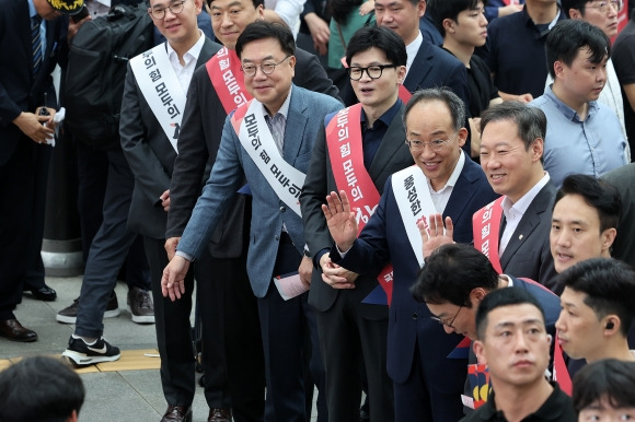 국민의힘, 추석 귀성 인사 - 국민의힘, 추석 귀성 인사     (서울=연합뉴스) 류영석 기자 = 13일 오전 서울역에서 국민의힘 한동훈 대표와 추경호 원내대표 등 위원들이 추석 귀성 인사를 하고 있다. 2024.9.13 [공동취재]     ondol@yna.co.kr (끝)   <저작권자(c) 연합뉴스, 무단 전재-재배포, AI 학습 및 활용 금지>