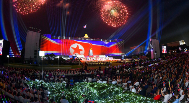 북한 노동당 기관지 노동신문은 10일 정권수립일(9월 9일) 76주년 경축공연이 지난 9일 수도 평양에서 진행됐다고 보도했다. 노동신문 뉴스1