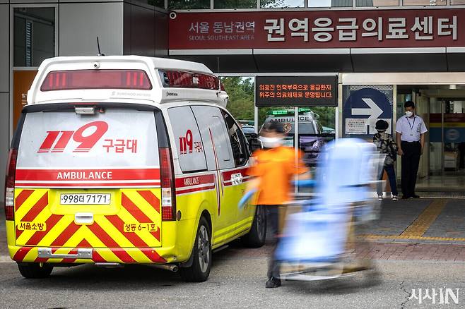 8월27일 서울 성동구 한양대병원 응급실 앞에 환자 이송을 마친 119 구급대원들이 이동하고 있다. ⓒ시사IN 박미소