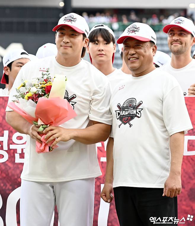 KIA 타이거즈가 정규리그 우승을 차지했다.  17일 오후 인천SSG랜더스필드에서 열린 '2024 신한 SOL Bank KBO리그' KIA 타이거즈와 SSG 랜더스의 경기, KIA는 SSG에 0:2로 패했다. 하지만 두산 베어스가 2위 삼성 라이온즈 덜미를 잡으면서 정규시즌 우승을 확정했다.  정규리그 우승을 차지한 KIA 나성범이 최준영 대표이사와 기념촬영을 갖고 있다. 문학, 김한준 기자