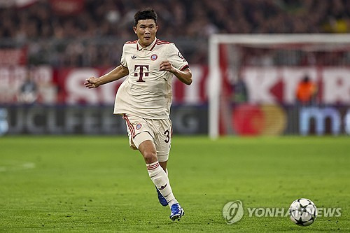 9-2라는 큰 점수차의 대승에도 독일 현지 매체는 김민재에게 박한 평가를 내렸다. 9-2라는 스코어에서 알 수 있듯 경기의 무게감 자체가 수비진보다 공격진에 쏠렸다는 점, 그 와중에도 김민재가 풀타임을 소화하지 않으면서 한 번의 실점에 관여했으나 전반적으로 무난한 경기를 펼쳤다는 점을 생각하면 김민재에게 지나치게 까다로운 평가가 내려질 이유는 찾기 힘들다. 사진 연합뉴스