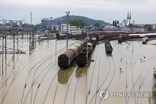 폭우로 침수된 체코의 철도 모습 [AFP=연합뉴스. 재판매 및 DB 금지]