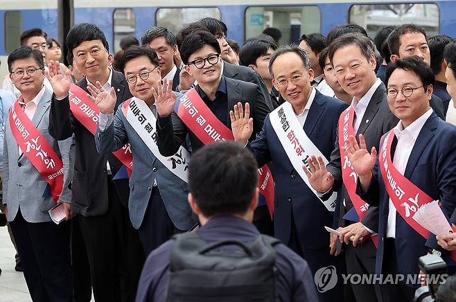 추석 귀성 인사하는 한동훈 대표와 국민의힘 위원들 (서울=연합뉴스) 류영석 기자 = 13일 오전 서울역에서 국민의힘 한동훈 대표와 추경호 원내대표 등 위원들이 추석 귀성 인사를 하고 있다. 2024.9.13 [공동취재] ondol@yna.co.kr