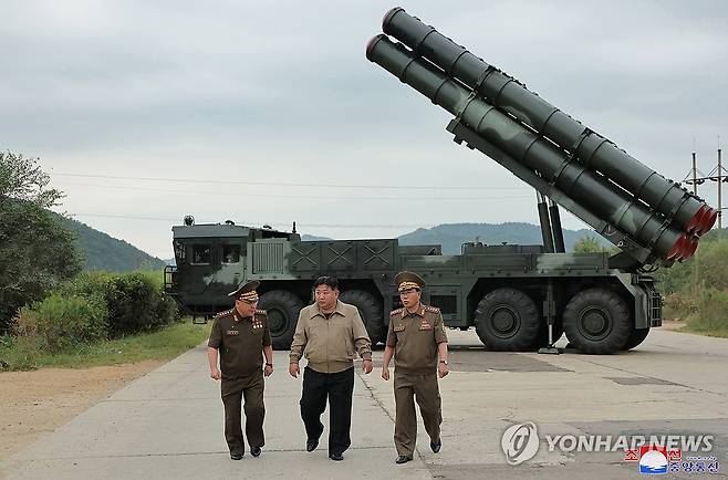 김정은, 신형 600mm 방사포차 성능검증 시험사격 참관 (평양 조선중앙통신=연합뉴스) 김정은 북한 국무위원장이 신형 600㎜ 방사포차 성능검증을 위한 시험사격을 참관했다고 조선중앙통신이 13일 보도했다. 2024.9.13 
    [국내에서만 사용가능. 재배포 금지. For Use Only in the Republic of Korea. No Redistribution] nkphoto@yna.co.kr