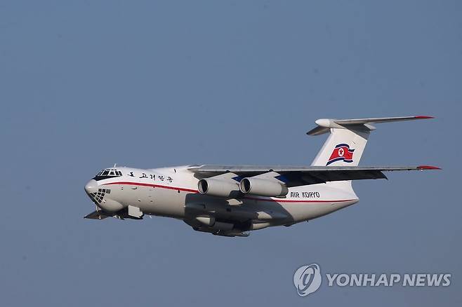 북한 고려항공의 Il-76기종 화물기 (베이징 EPA=연합뉴스) 김정은 북한 국무위원장이 세 번째 중국 방문을 마치고 귀국길에 오른 가운데 이번 방중에 이용된 고려항공 소속 '일류신-76' 기종 북한 화물기가 20일(현지시간) 베이징 국제공항을 이륙해 비행하고 있다. lcs@yna.co.kr