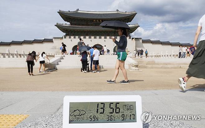 하늘은 가을이지만 기온은 여전히 여름 (서울=연합뉴스) 황광모 기자 = 추석인 17일 오후 서울 종로구 경복궁을 찾은 시민들이 고궁을 관람하기 위해 더위 속 이동하고 있다.
    이날 경복궁 월대에 간이 온도계를 10분 정도 놓고 기다리자 9월 중순 추석 기온으로는 이례적인 35도 이상을 표시했다. 2024.9.17 hkmpooh@yna.co.kr