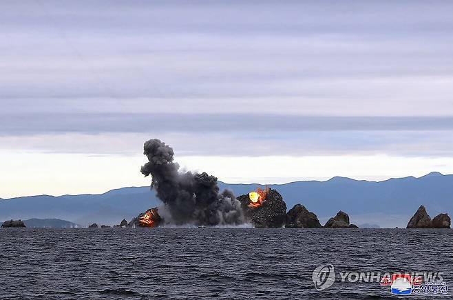 김정은, 신형 600mm 방사포차 성능검증 시험사격 참관 (평양 조선중앙통신=연합뉴스) 김정은 북한 국무위원장이 신형 600㎜ 방사포차 성능검증을 위한 시험사격을 참관했다고 조선중앙통신이 13일 보도했다. 2024.9.13 
    [국내에서만 사용가능. 재배포 금지. For Use Only in the Republic of Korea. No Redistribution] nkphoto@yna.co.kr