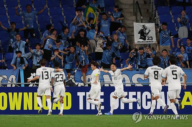 선제골 터뜨린 가와사키 프론탈레 (울산=연합뉴스) 김용태 기자 = 18일 울산 문수축구경기장에서 열린 아시아축구연맹(AFC) 챔피언스리그(ACL) 엘리트(ACLE) 울산 HD와 일본 가와사키 프론탈레의 경기에서 가와사키 마르시뉴가 선제골을 넣고 팀 동료들과 환호하고 있다. 2024.9.18 yongtae@yna.co.kr