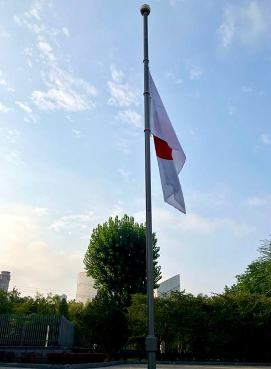 주베이징 일본 대사관이 어제 피습으로 숨진 일본인 초등학생을 추모하는 조기를 게양했다. 출처=웨이보(주중 일본대사관)