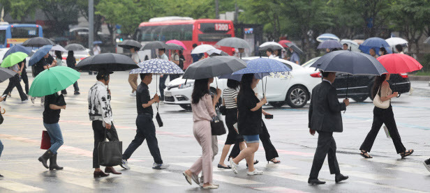 서울 광화문네거리에서 우산 쓴 시민들이 발걸음을 재촉하고 있다. (사진=뉴스1)