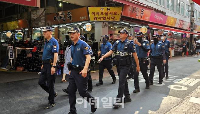 경찰이 의정부제일시장 일대를 순찰하고 있다.(사진=경기북부경찰청 제공)