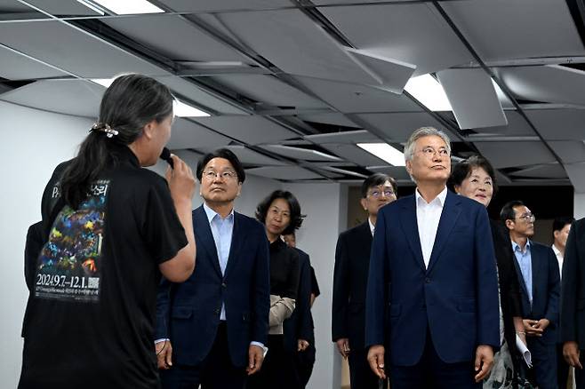 문재인 전 대통령 부부가 19일 오전 광주 북구 광주비엔날레 전시장을 찾아 강기정 광주시장 부부와 함께 작품들을 관람하고 있다.(사진=뉴시스).