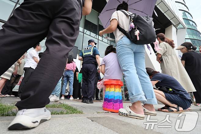 25일 오후 서울 강남구 위메프 본사가 '정산 지연 사태'로 환불을 요구하는 고객들로 붐비고 있다.  2024.7.25/뉴스1 ⓒ News1 신웅수 기자