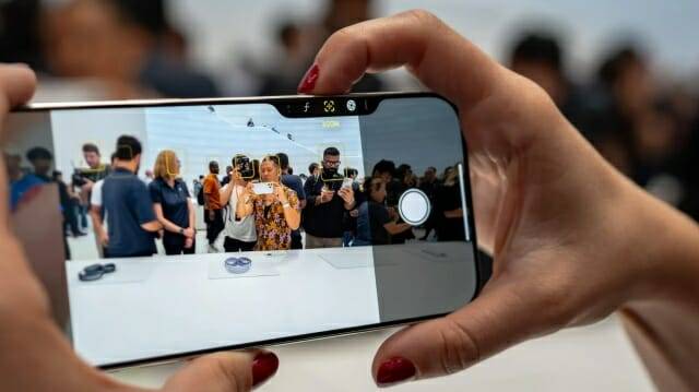 새로 추가된 카메라 컨트롤 버튼으로 촬영하는 모습 (사진=미국 지디넷)