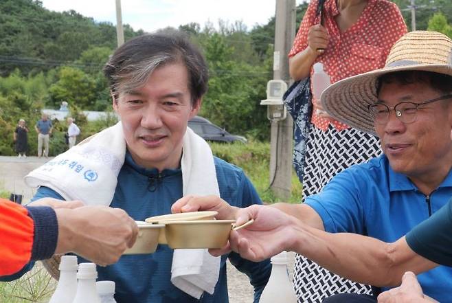 조국(왼쪽) 조국혁신당 대표가 16일 10·16 재보궐선거 전남 곡성군수 재선거 박웅두(오른쪽) 후보를 지원하기 위해 전남 곡성군에서 월세살이하며 농민들을 만나고 있다. 2024.9.16 박웅두 예비후보 측 제공. [이미지출처=연합뉴스]