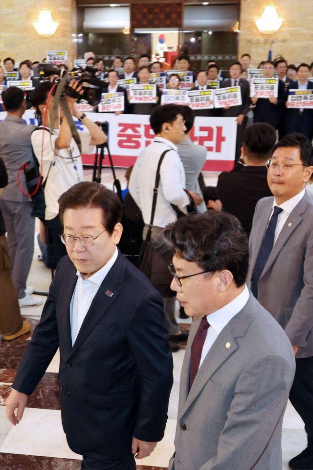 국민의힘 의원들이 19일 오후 '김건희 여사 특검법' 등을 강행 처리하려는 야당을 규탄하는 가운데 더불어민주당 이재명 대표를 비롯한 의원들이 국회 본회의장으로 들어가고 있다. [이미지출처=연합뉴스]