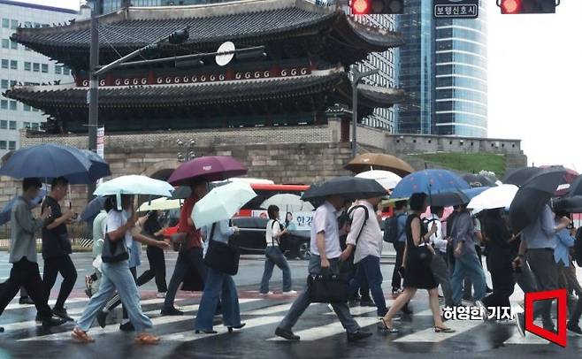 12일 오전 전국적으로 가을비가 내린 가운데 출근길 시민들이 우산을 쓰고 서울 숭례문 앞 횡단보도를 건너가고 있다. 사진=허영한 기자 younghan@