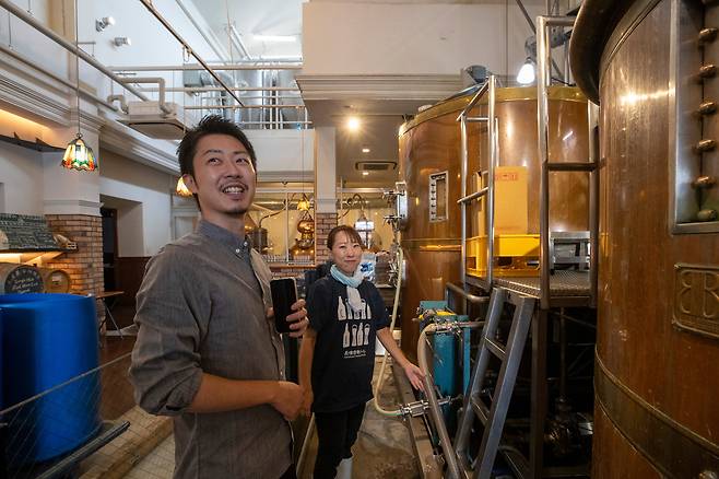 나가하마 증류소의 헤드 디스틸러 이하라 유야가 당화 과정에 대해 설명하고 있다. /김지호 기자