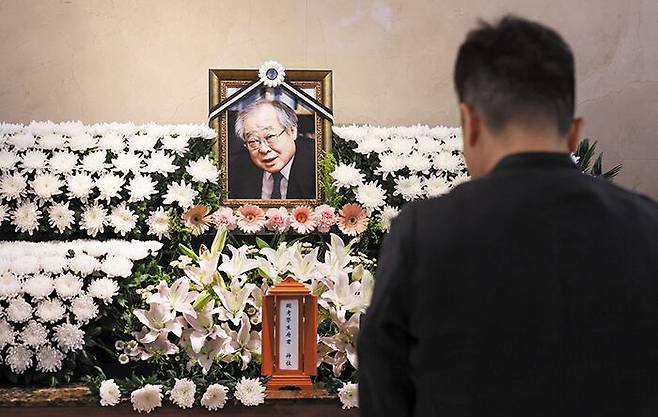 16일 오후 서울 서대문구 신촌세브란스병원 장례식장에 마련된 남재희 전 노동부 장관 빈소에서 한 문상객이 조문하고 있다. /연합뉴스