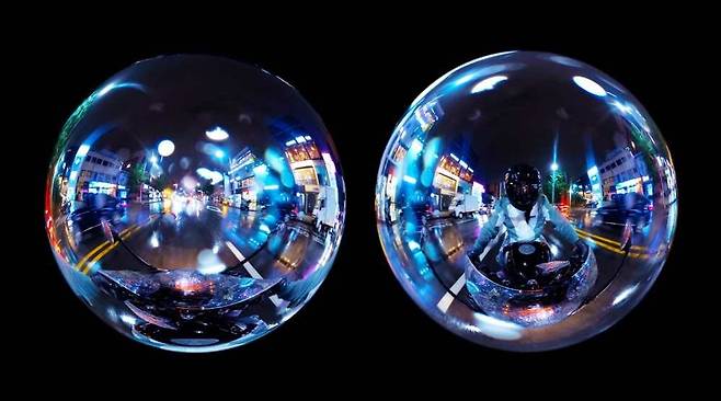 김아영의 영상 ‘딜리버리 댄서의 구’(2022). 지난해 세계 최대 미디어아트상인 ‘프리 아르스 일렉트로니카’에서 최고상을 받은 작품이다. 지난 8월 국립현대미술관 청주관에서 폐막한 '예측 (불)가능한 세계' 특별전에서 공개됐다. /국립현대미술관