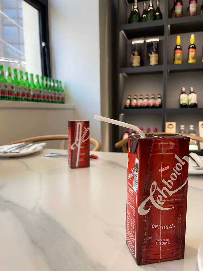 ‘테흐 보틀(Teh botol·인도네시아 말로 ‘병에 담긴 차’라는 뜻)이라는 이름의 인도네시아산(産) 음료. 인도네시아인이 자주 마신다는 ‘테흐 마니스(Teh manis)라는 차를 바탕으로 한 음료로 홍차를 우려낸 물에 설탕을 탄 맛이 난다. / 조선비즈 정미하 기자.