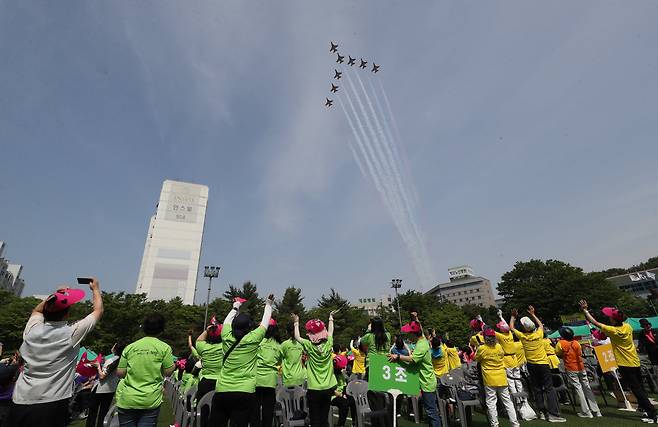 경기 의왕시 고천체육공원에서 열린 '2024 의왕시 장애인 한마음 체육대회'에서 공군 특수비행팀 '블랙이글스'가 화려한 에어쇼를 선보이고 있다. /뉴스1