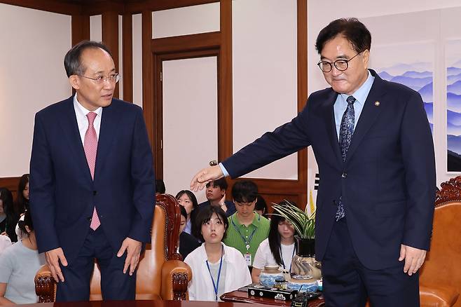 우원식 국회의장이 19일 오전 서울 여의도 국회의장실에서 열린 여야 원내대표 회동에서 추경호 국민의힘 원내대표에게 자리를 안내하고 있다.  /뉴스1