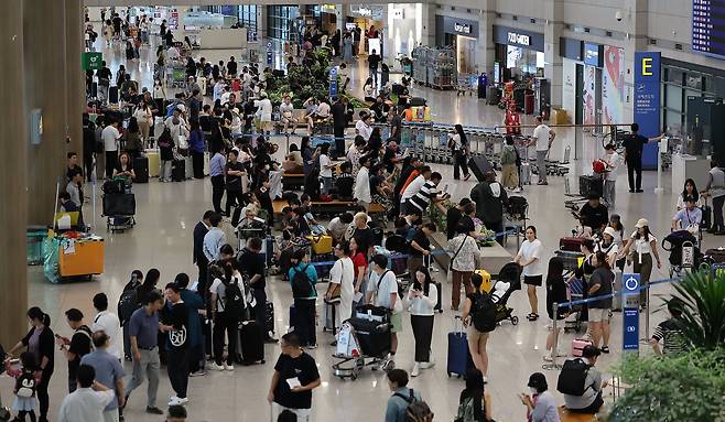 추석 연휴 마지막 날인 지난 18일 오후 인천국제공항 제1터미널 입국장이 해외 여행에서 돌아오는 여행객들로 붐비고 있다. /뉴스1