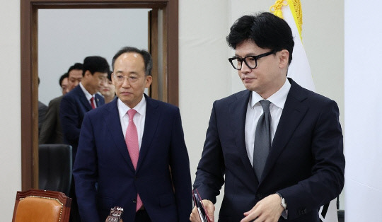 국민의힘 한동훈 대표와 추경호 원내대표가 19일 오전 서울 여의도 국회에서 열린 최고위원회의에 참석하고 있다. 연합뉴스