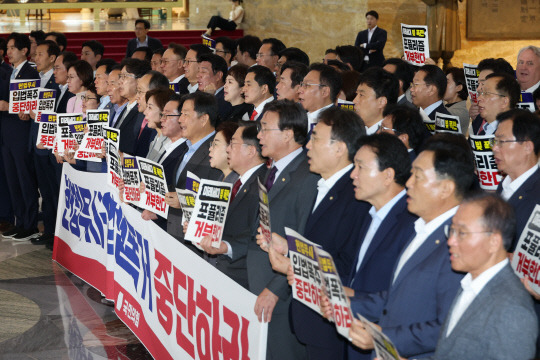 국민의힘 의원들이 19일 국회 로텐더홀에서  '김건희 여사 특검법' 등을 강행 처리하려는 야당을 규탄하며 구호를 외치고 있다. [연합뉴스 제공]