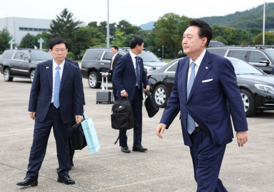 윤석열 대통령이 19일 성남 서울공항에서 체코 공식 방문을 위해 출국하며 전용기인 공군 1호기로 향하고 있다. [연합뉴스 제공]