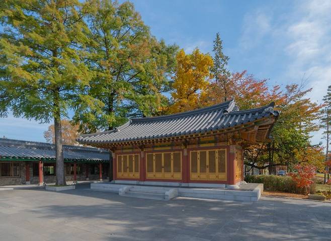 메이필드호텔이 인간문화재 이일구 대목수가 전통 방식으로 재현한 초례청에서 사진을 찍을 수 있는 패키지를 선보였다. 초례청 전경.  메이필드호텔 서울 제공