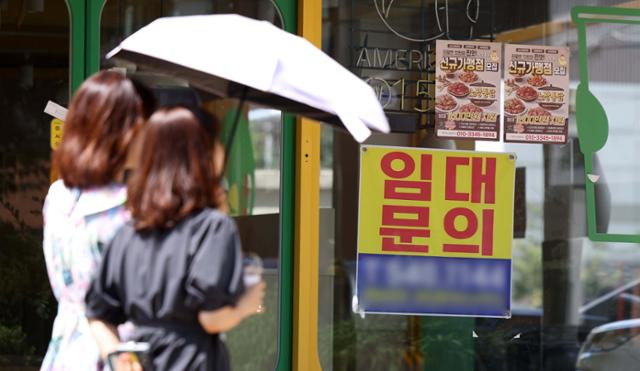 소비 부진과 고금리 등으로 폐업이 늘면서 자영업자 수가 감소하고 있다. 서울의 상가 밀집지역 매장에 임대 안내문이 붙어 있다. 뉴시스