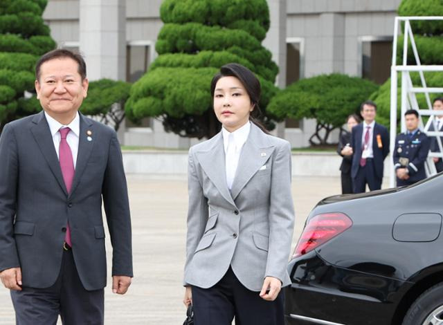 김건희 여사가 19일 경기 성남 서울공항에서 윤석열 대통령의 체코 공식 방문에 동행하며 대통령 전용기인 공군 1호기로 향하고 있다. 성남=연합뉴스