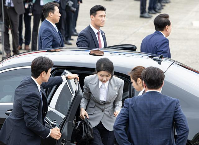 체코 순방에 나선 김건희 여사가 윤석열 대통령과 함께 19일 성남 서울공항에 도착해 차량에서 내려 공군 1호기로 향하고 있다. 성남=뉴스1