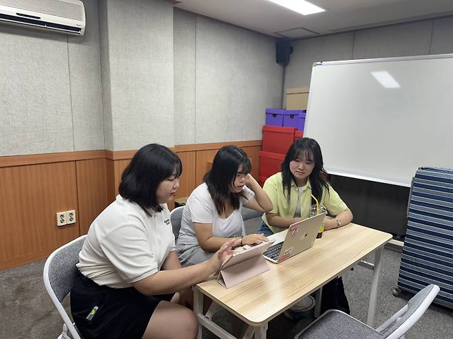 조직관리실 현장안내팀 임솔미(왼쪽부터) 부팀장, 배민경 팀장, 신승미 부팀장