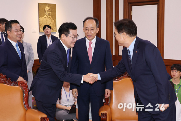 우원식 국회의장(오른쪽)이 19일 오전 서울 여의도 국회에서 여야 원내대표 회동을 앞두고 박찬대 더불어민주당 원내대표와 악수를 하고 있다. [사진=곽영래 기자]