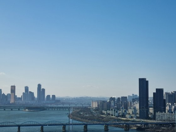 서울 서초구 반포동 ‘래미안원베일리’ 고층 가구의 거실에서 바라본 한강 뷰 모습. 용산구 이촌동과 영등포구 여의도동이 보인다. 사진 독자