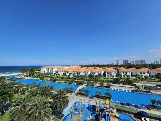 쉐라톤 그랜드 다낭 리조트의 인피니트 풀 전경. 250m 길이의 수영장 끝은 푸른 바다를 낀 백사장과 만난다. 김준영 기자