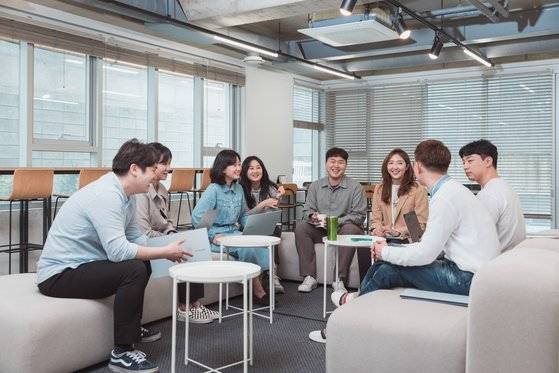 한 식품유통회사의 팀원들이 회의를 하고 있다. 정육각