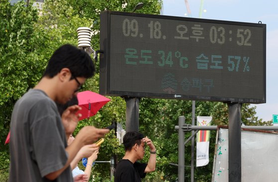 서울에 폭염경보가 내려진 지난 18일 오후 서울 송파구 잠실네거리 전광판에 기온이 표시돼 있다. 뉴시스