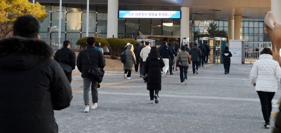 지난 1월 25일 오전 겨울 옷을 입은 정부세종청사 공무원들이 각 부처로 출근하고 있다. 김성태