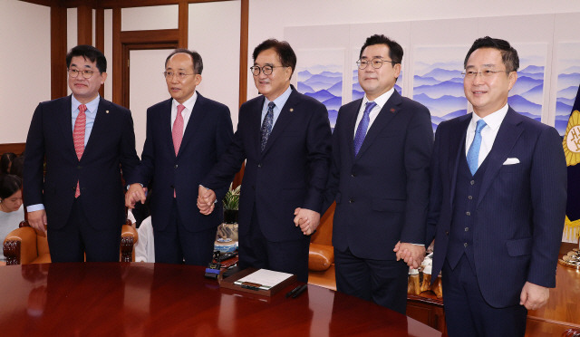 ▲ 국민의힘 추경호 원내대표와 더불어민주당 박찬대 원내대표 등이 19일 우원식 국회의장(가운데) 주재로 의장실에서 만나 카메라 앞에서 포즈를 취하고 있다. 왼쪽부터 국민의힘 배준영 원내수석부대표, 추 원내대표, 우 의장, 더불어민주당 박 원내대표, 박 원내수석부대표. 연합뉴스