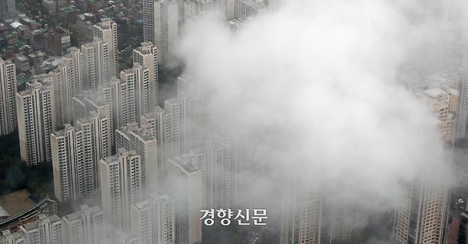 지난 12일 서울 송파구 롯데월드타워에서 바라 본 아파트의 모습. 권도현 기자